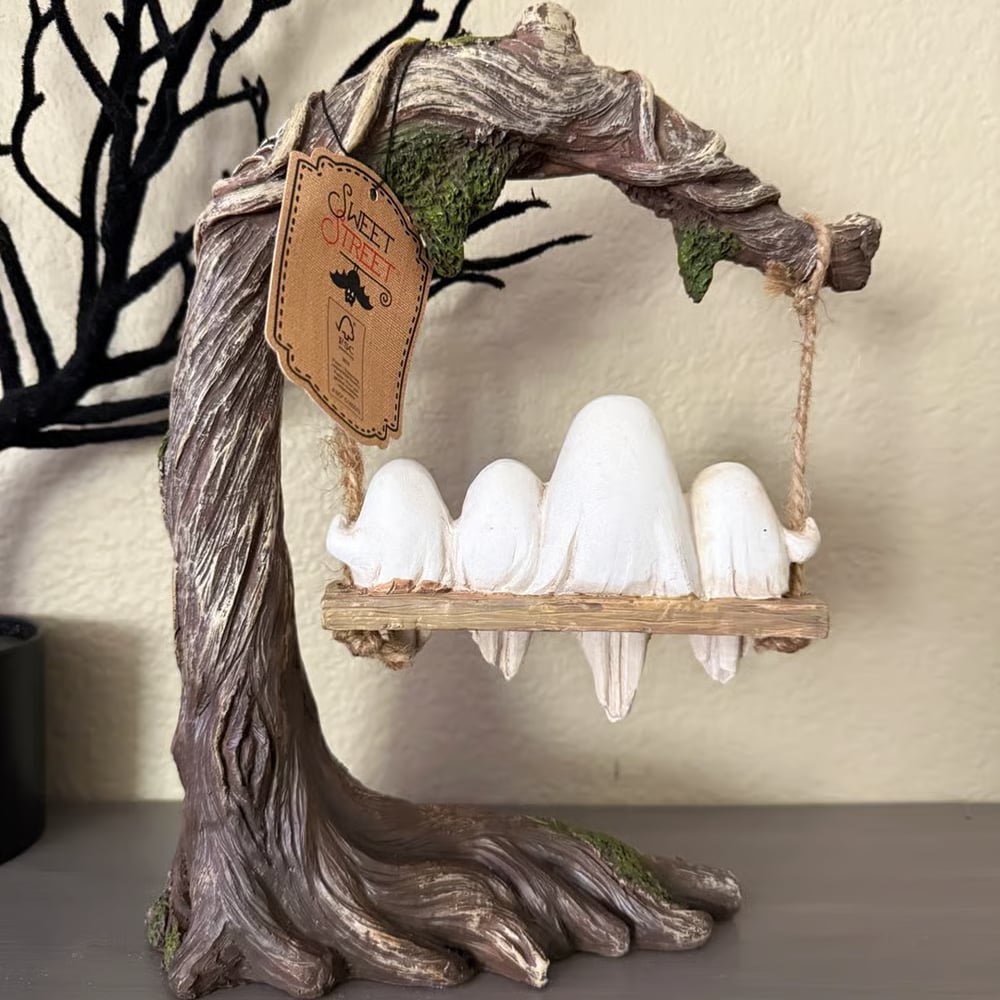 🔥🔥Swinging Ghost on Tree Halloween Decor